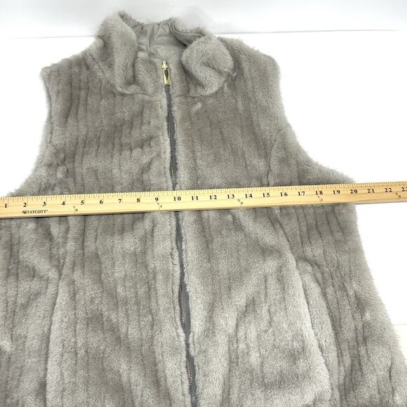 Via Spiga Women’s Size Small Faux fur Reversible Vest Light Gray - Picture 13 of 14